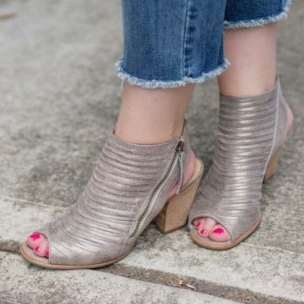 Paul green heeled ankle boots $350+ retail 9.5
